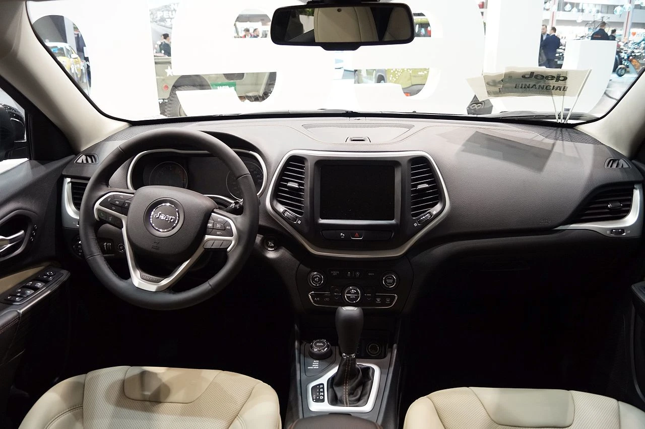 Jeep Cherokee KL interior aproapemasini