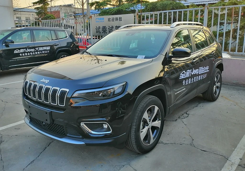 Jeep Cherokee KL front aproapemasini