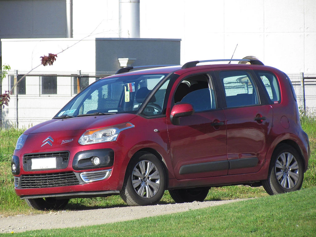 Citroen C3 Picasso front side aproapemasini