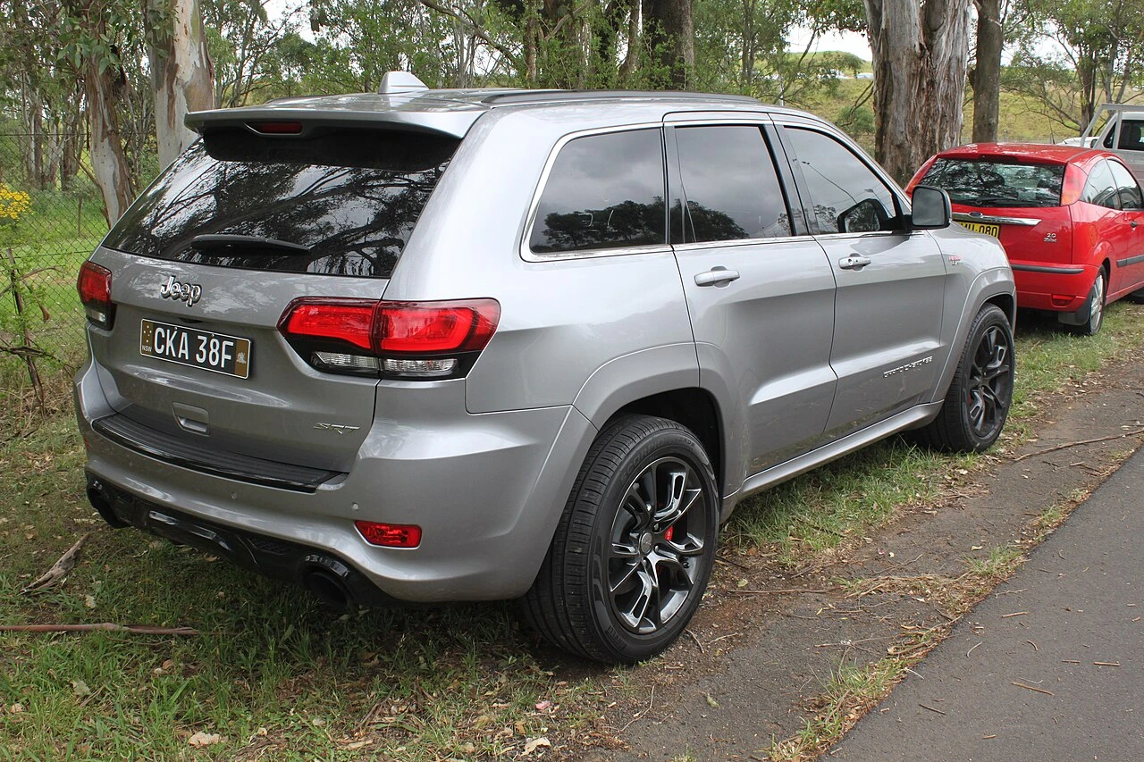 Jeep Grand Cherokee WK2 rear side aproapemasini