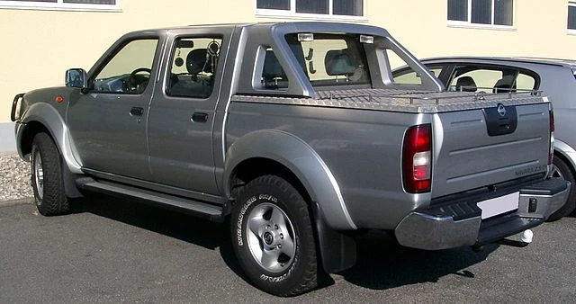 Nissan Navara D22 rear aproapemasini