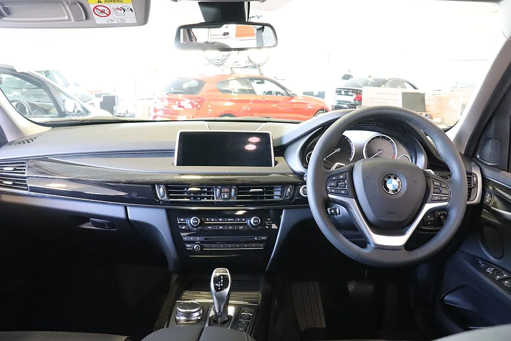 BMW X6 F16 interior aproapemasini