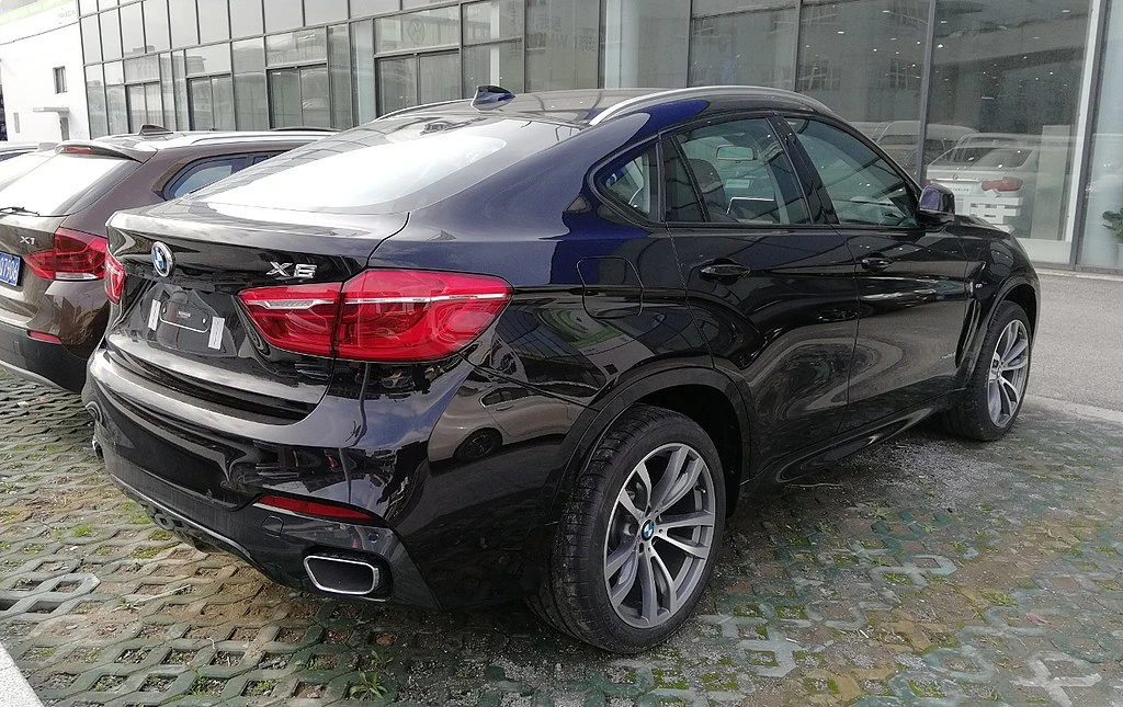 BMW X6 F16 rear aproapemasini