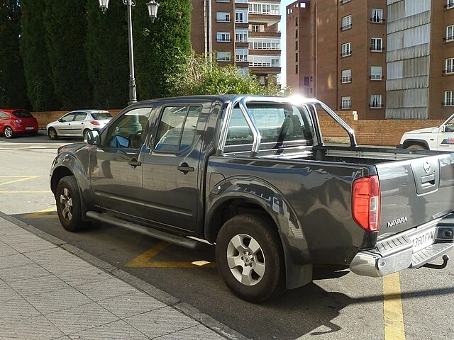 Nissan Navara D40 rear aproapemasini