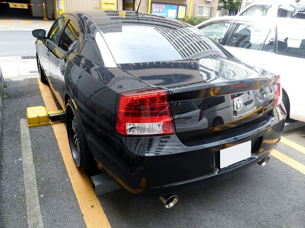 Dodge Charger LX rear aproapemasini