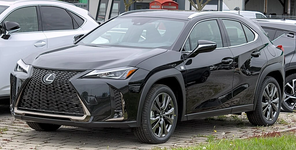 Lexus UX front aproapemasini