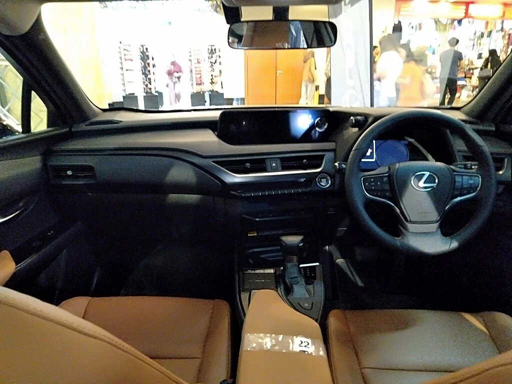 Lexus UX interior aproapemasini