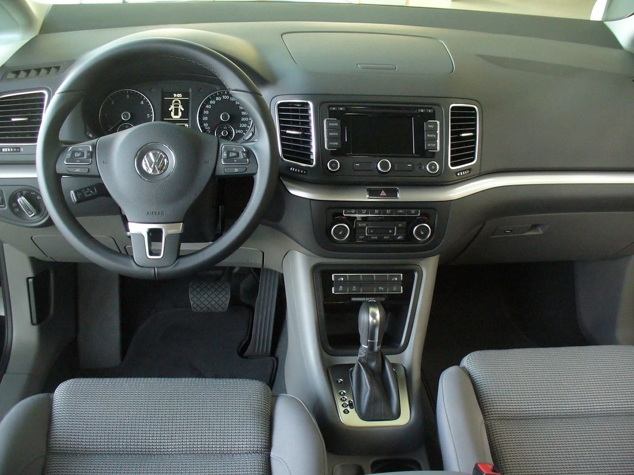 VW Sharan II interior aproapemasini