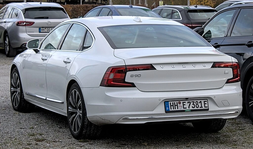 Volvo S90 rear aproapemasini