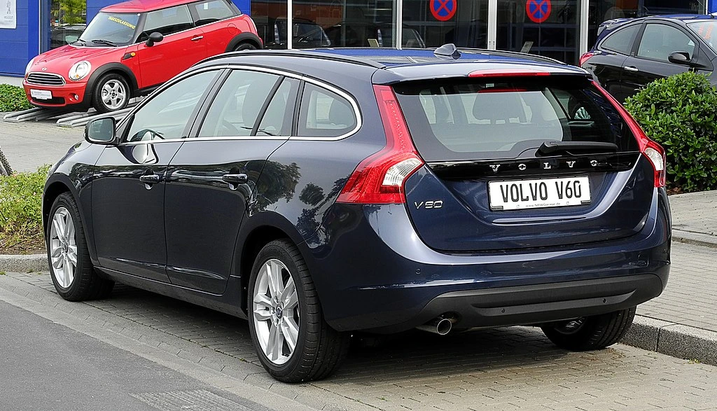 Volvo V60 I rear 2 aproapemasini