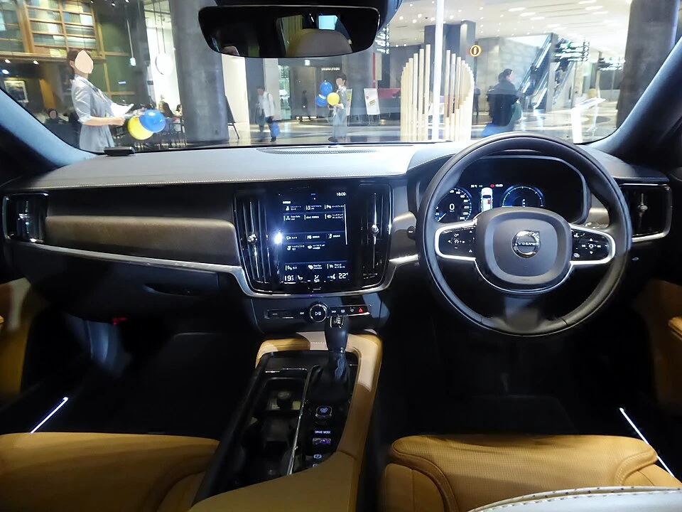 Volvo V90 II interior aproapemasini