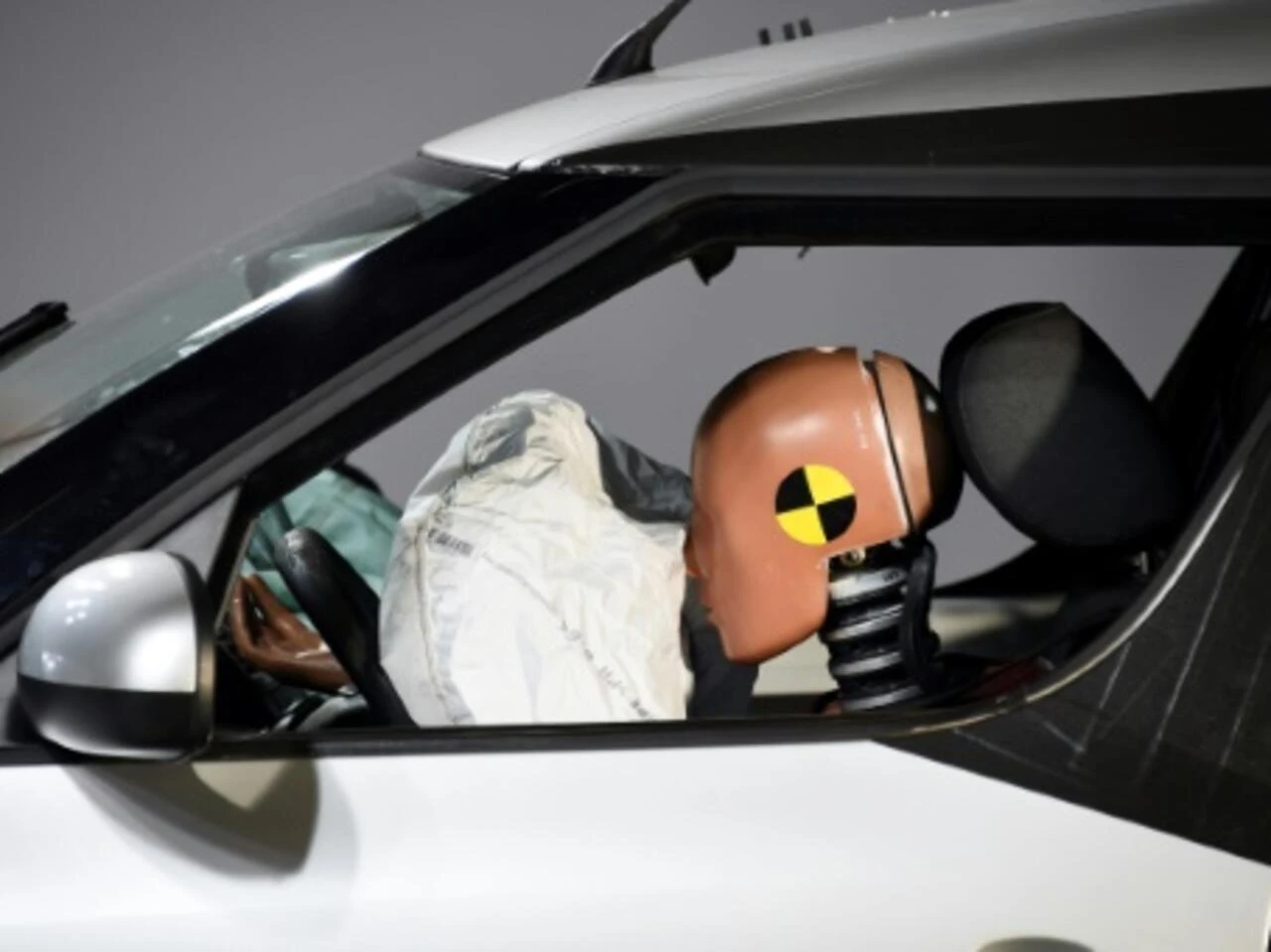 Stellantis se confrunta cu actiuni colective in Italia din cauza airbag-urilor Takata defecte