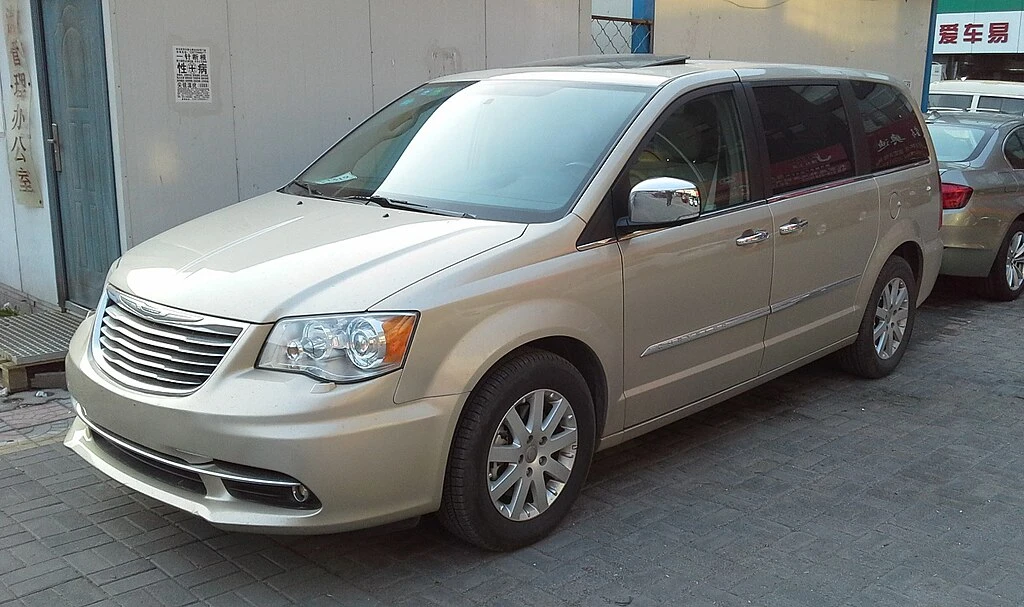 Chrysler Grand Voyager V front side aproapemasini