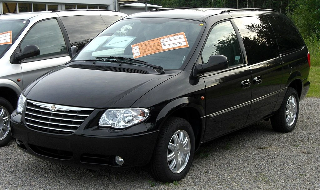 Chrysler Grand Voyager IV front v2 aproapemasini