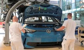 VW ar putea reduce productia la Wolfsburg la 4 zile pe parcursul tranzitiei la masinile electrice