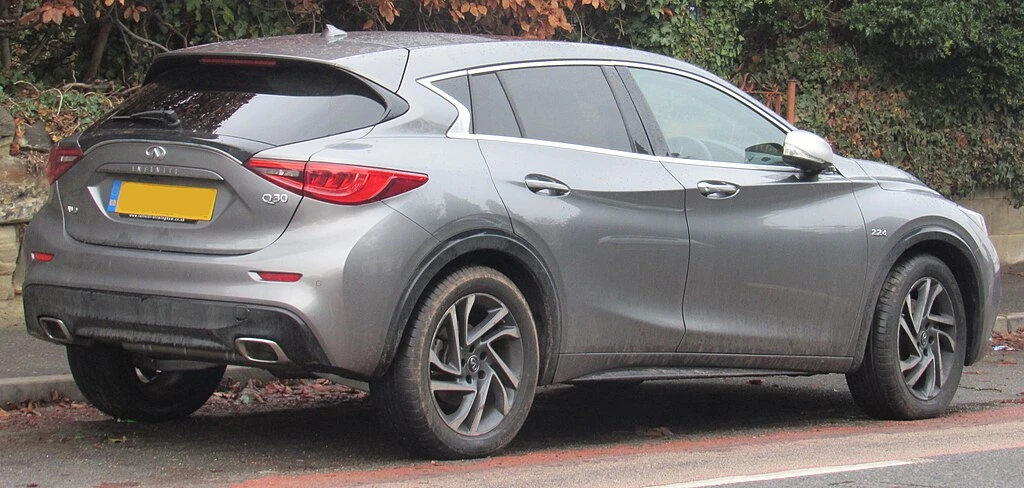 Infiniti Q30 rear side aproapemasini