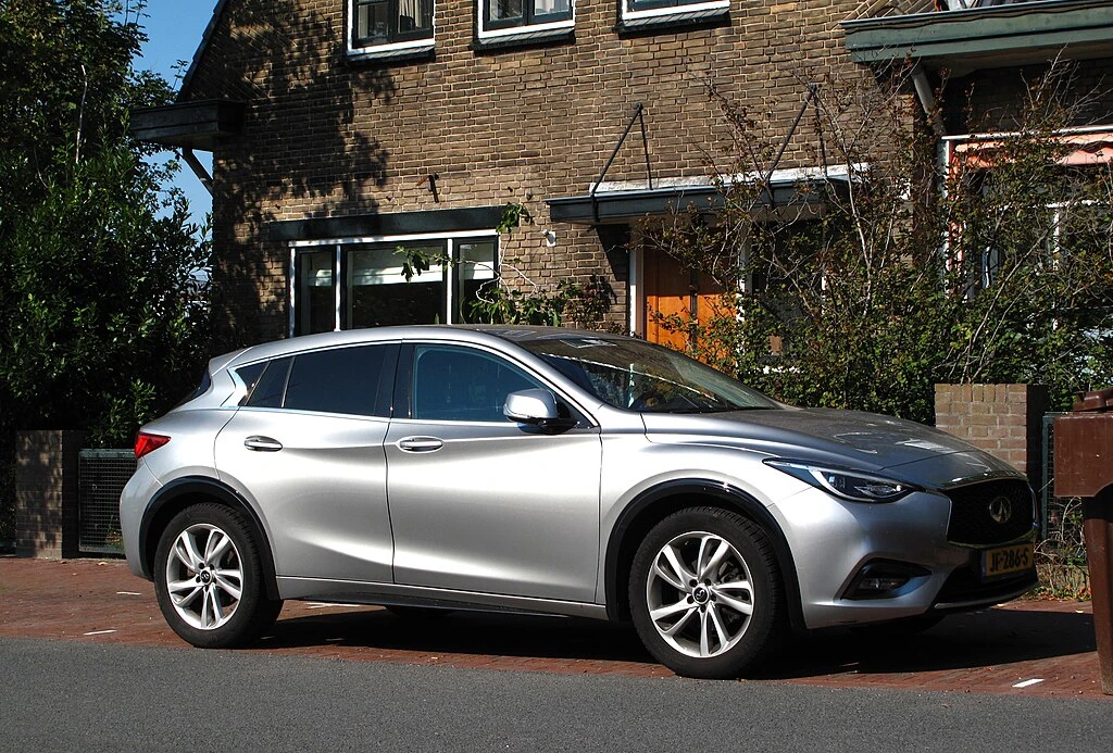 Infiniti Q30 side aproapemasini