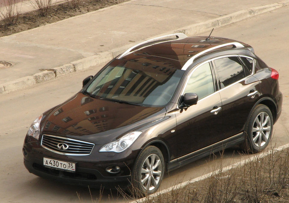 Infiniti EX side aproapemasini