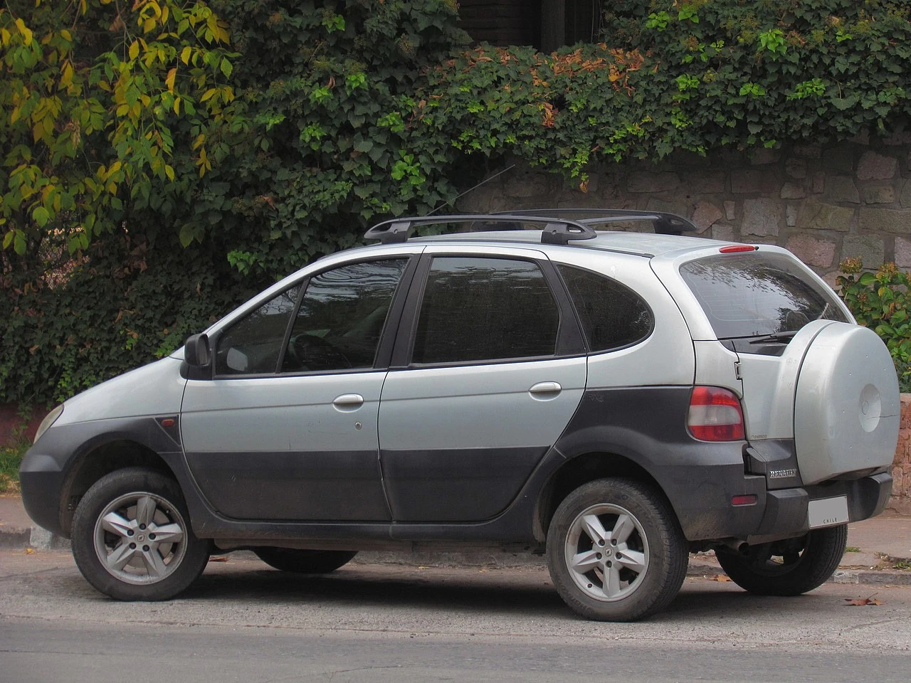 Renault Scenic RX4 side aproapemasini