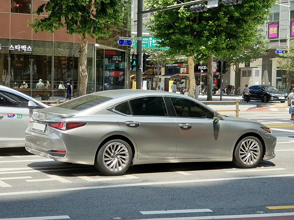 Lexus ES XZ10 rear side aproapemasini