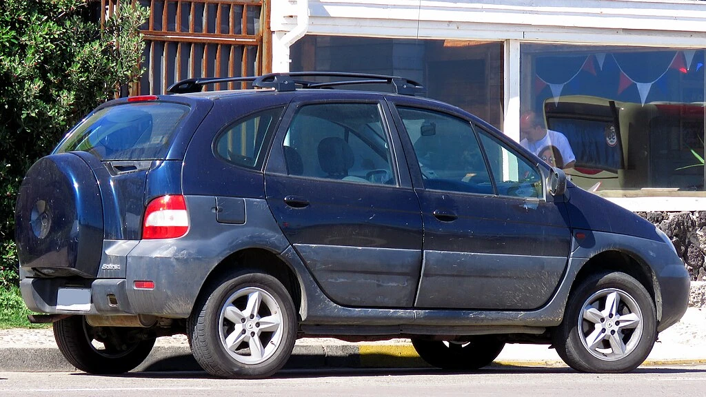 Renault Scenic RX4 rear side aproapemasini