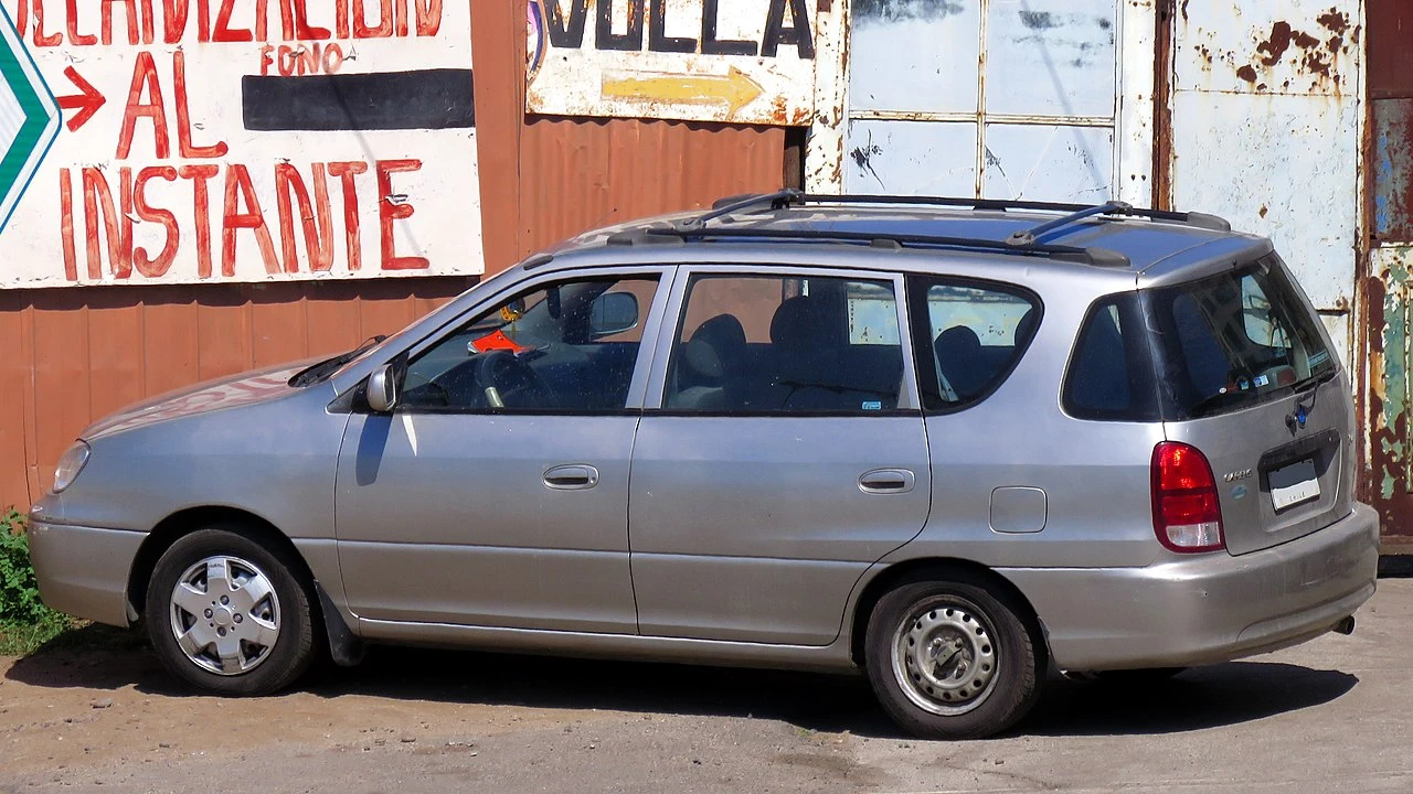 Kia Carens I side aproapemasini