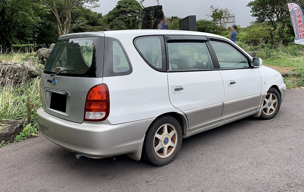 Kia Carens I rear side aproapemasini