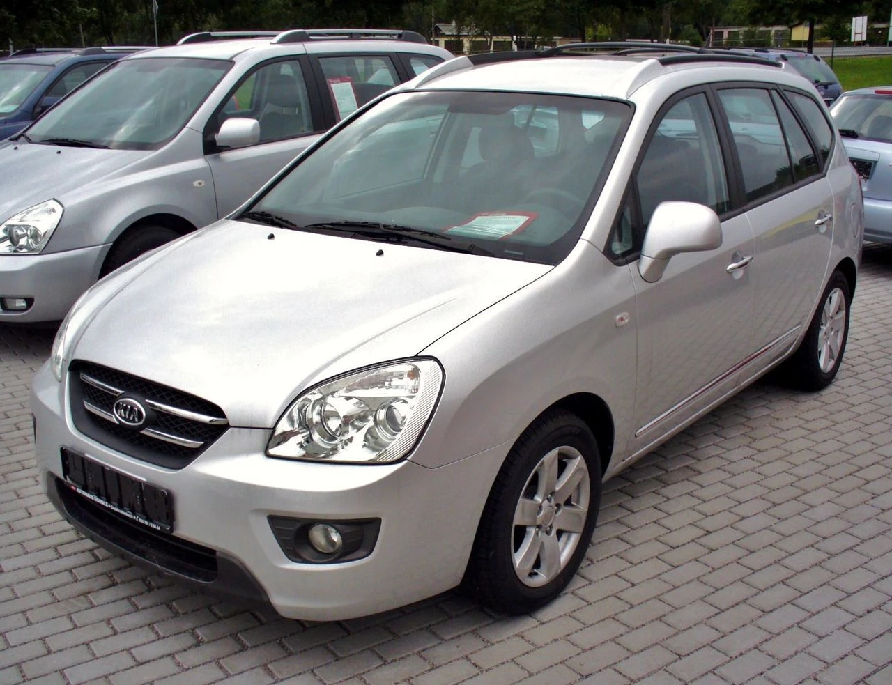 Kia Carens II front aproapemasini 2