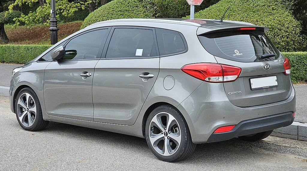 Kia Carens III rear side aproapemasini