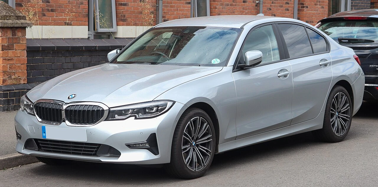 BMW Seria 3 G20 front side aproapemasini