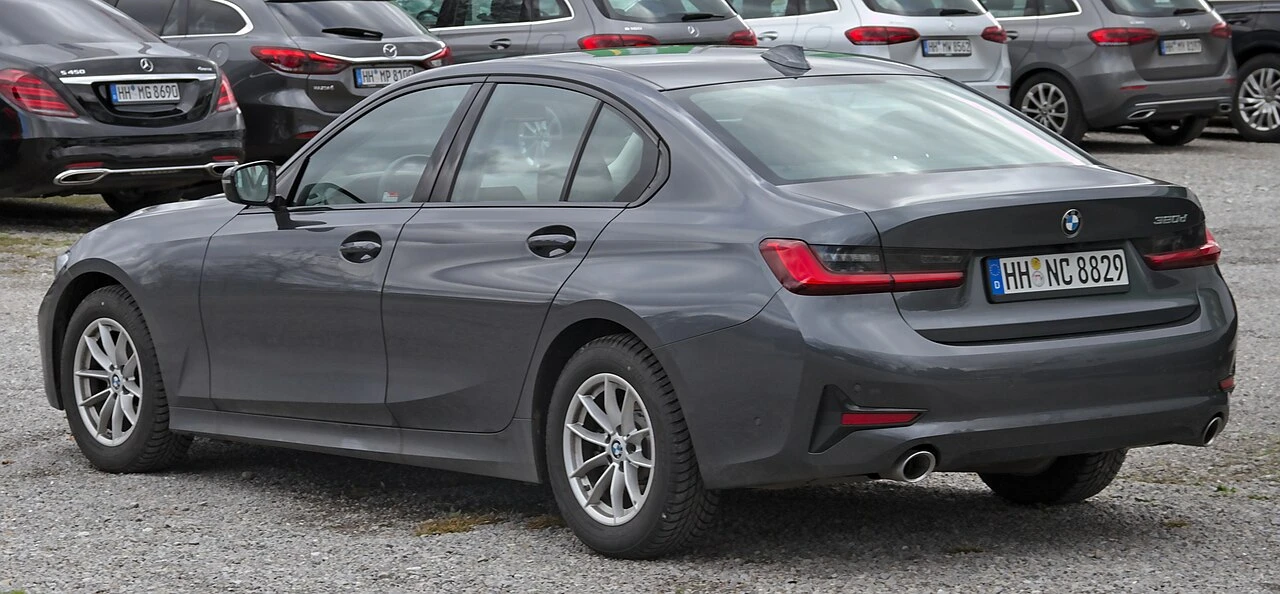 BMW Seria 3 G20 rear side aproapemasini