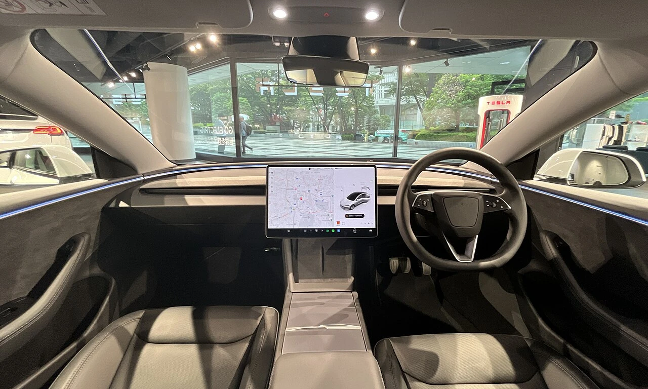 Tesla Model 3 II interior aproapemasini