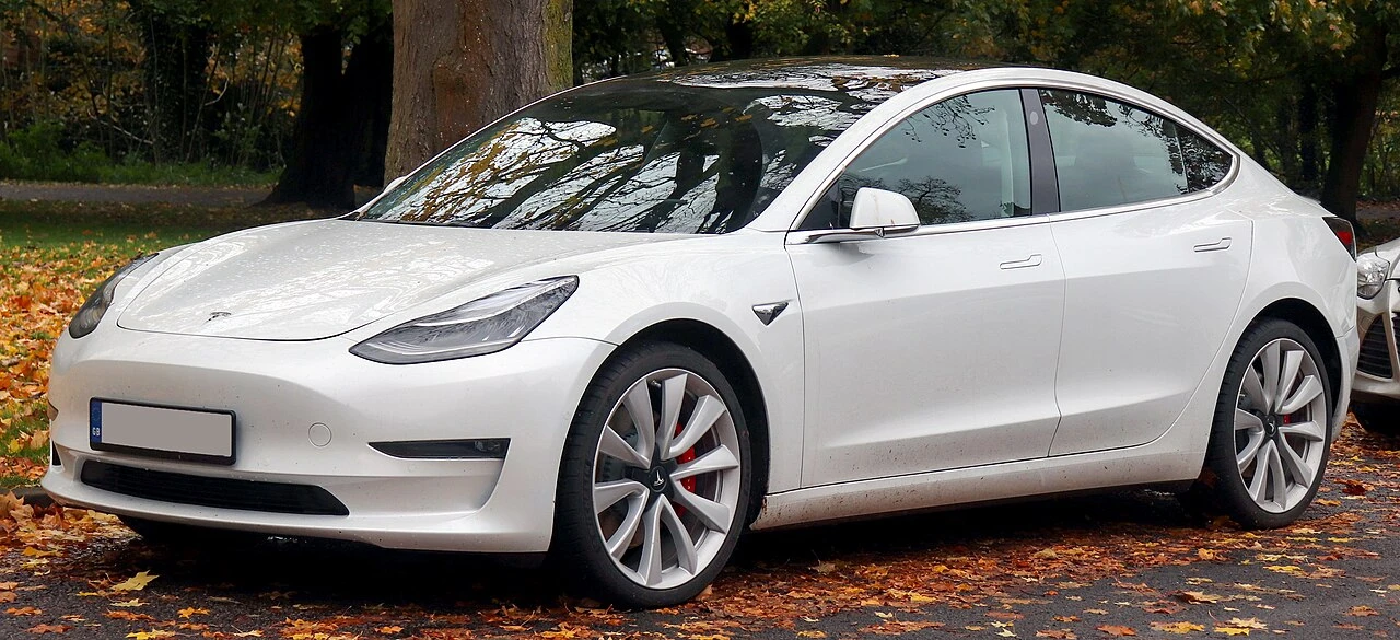 Tesla Model 3 I side aproapemasini
