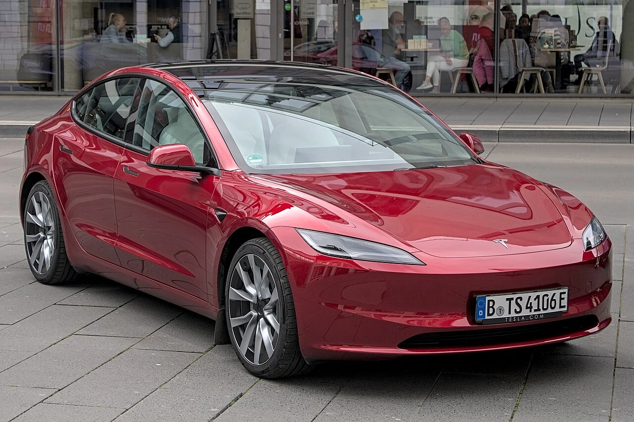 Tesla Model 3 II front side aproapemasini