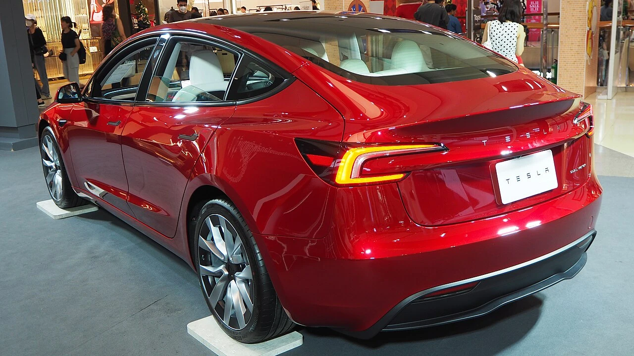Tesla Model 3 II rear side aproapemasini