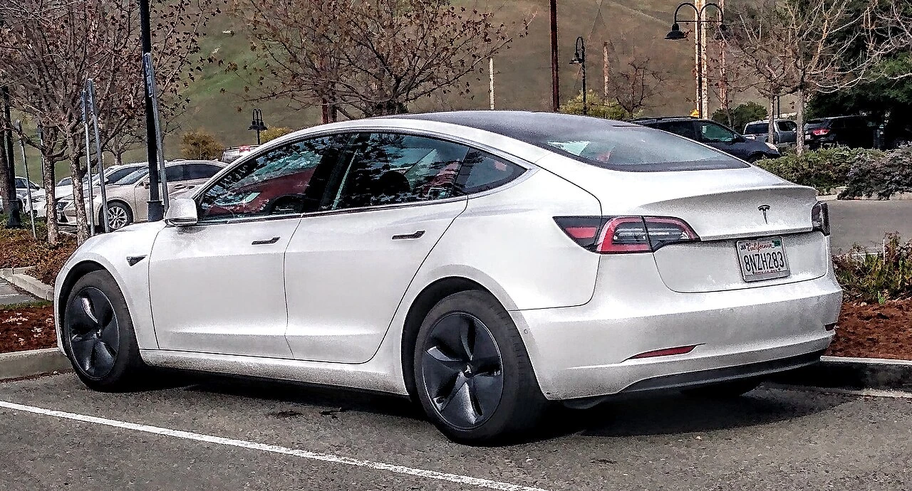 Tesla Model 3 I rear aproapemasini