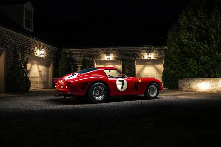 Un Ferrari GTO din 1962 a fost scos la licitatie pentru un pret record