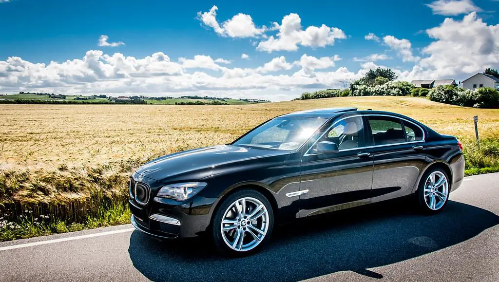 BMW va crea pana la 6.000 de noi locuri de munca anul viitor