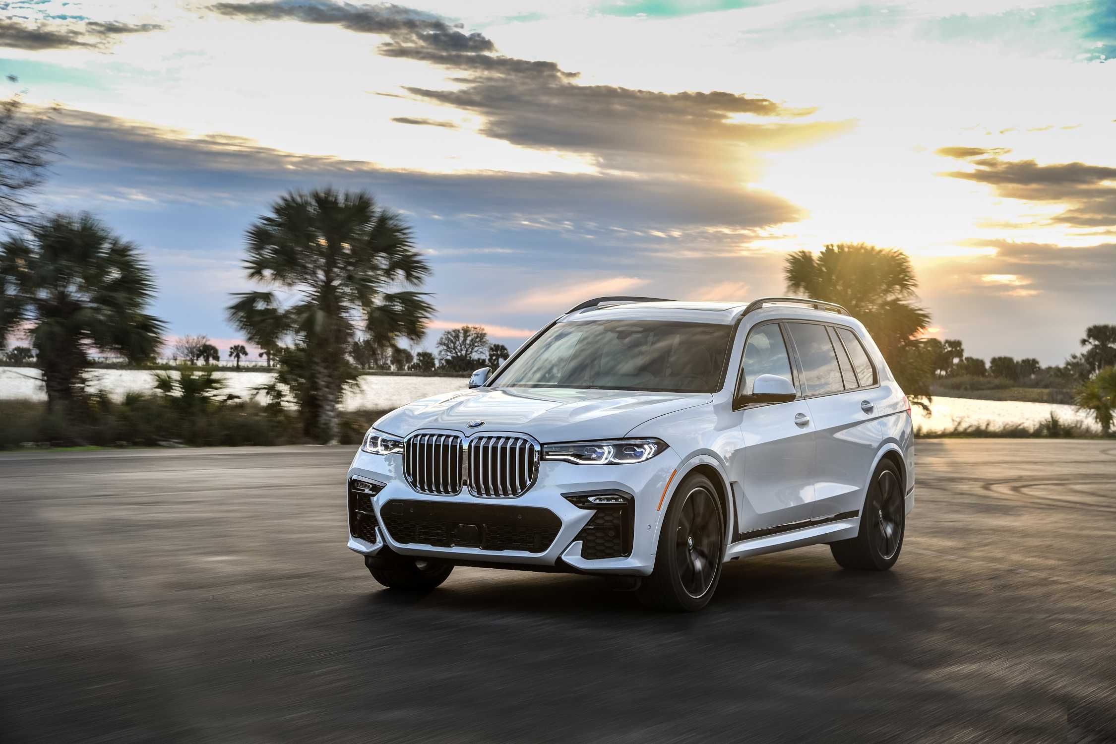 BMW X7 vine cu un facelift si imbunatatiri tehnice