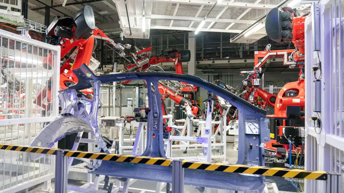 Volvo si Tesla au oprit productia din cauza lipsurilor de aprovizionare la Marea Rosie